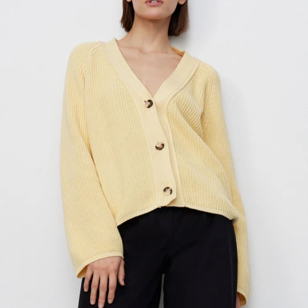 Stay Cozy and Stylish: V-Neck Knitted Cardigan