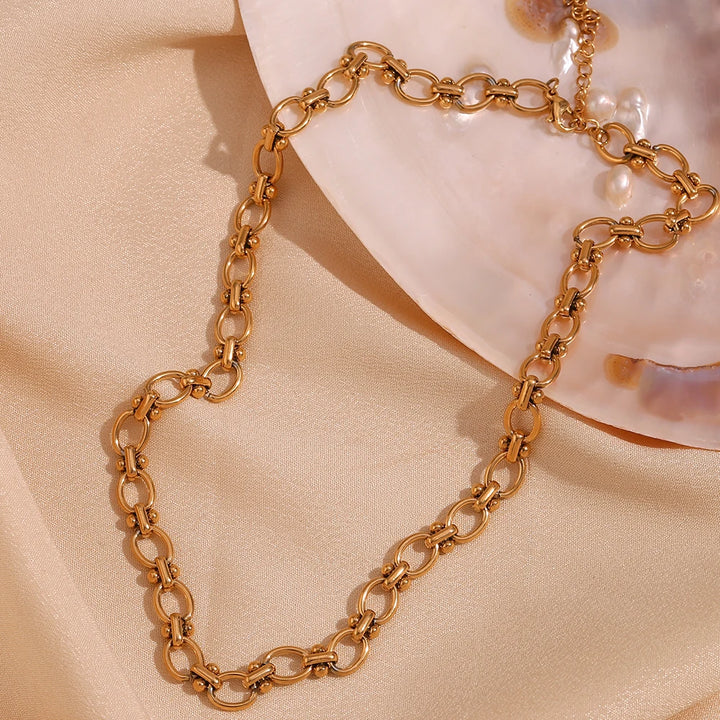 18K Gold Plated Oval Flower Chain Necklace - Hypoallergenic & Waterproof